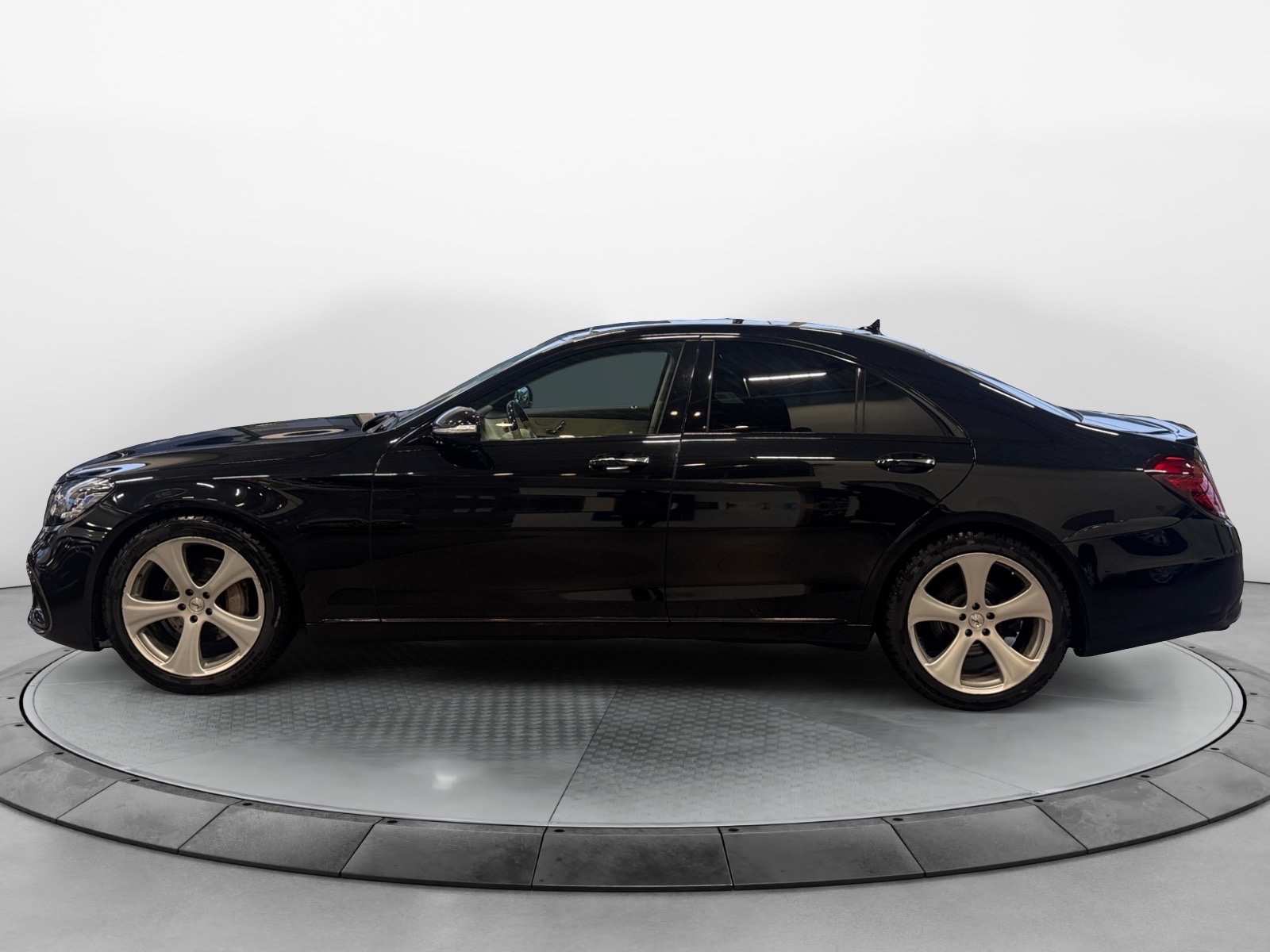/public/uploads/cars/thumbs/o-1jbmtkn9i47018sp17u51bhpq416-1503e.jpeg